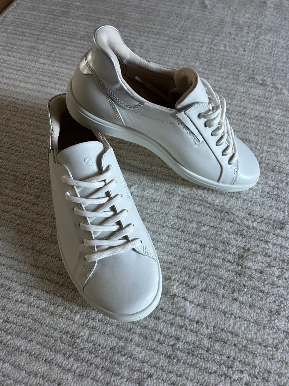 New ECCO Women’s Flat Sneakers US 7-7.5 White Silver Leather